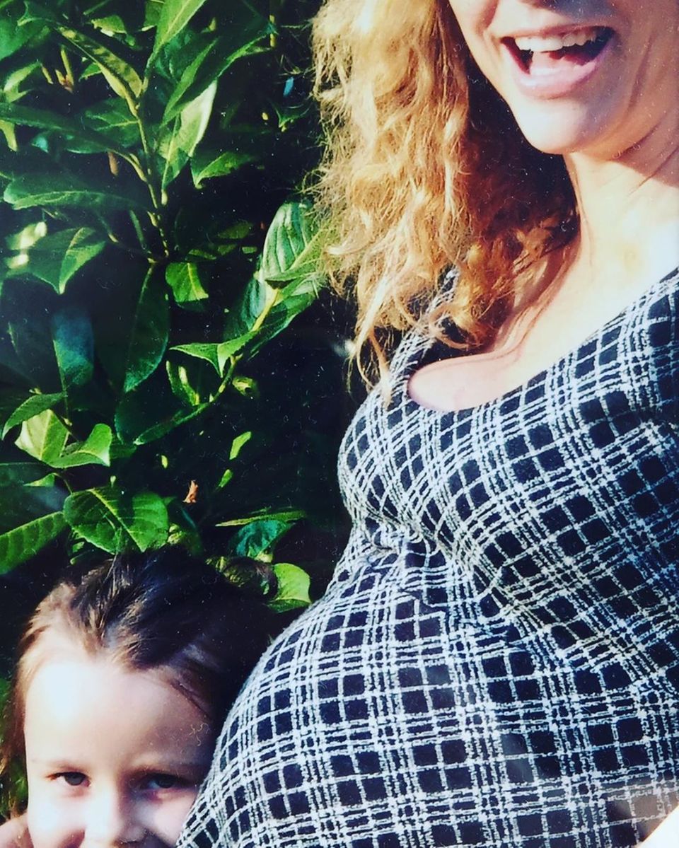 "Schnappschuss von einem besonders glücklichen Moment... Ich habe viel schönere Fotos von mir und meinen Kindern, aber genau DAS drückt für mich aus, welches Gefühl ich mit MUTTERTAG verbinde...", schreibt Katja Burkard am Muttertag zu einem Instagram-Foto, auf dem die Moderatorin ihren Fans einen seltenen Blick auf ihre Tochter gewährt. "Schnappschuss von einem besonders glücklichen Moment... Ich habe viel schönere Fotos von mir und meinen Kindern, aber genau DAS drückt für mich aus, welches Gefühl ich mit MUTTERTAG verbinde...", schreibt Katja Burkard am Muttertag zu einem Instagram-Foto, auf dem die Moderatorin ihren Fans einen seltenen Blick auf ihre Tochter gewährt.