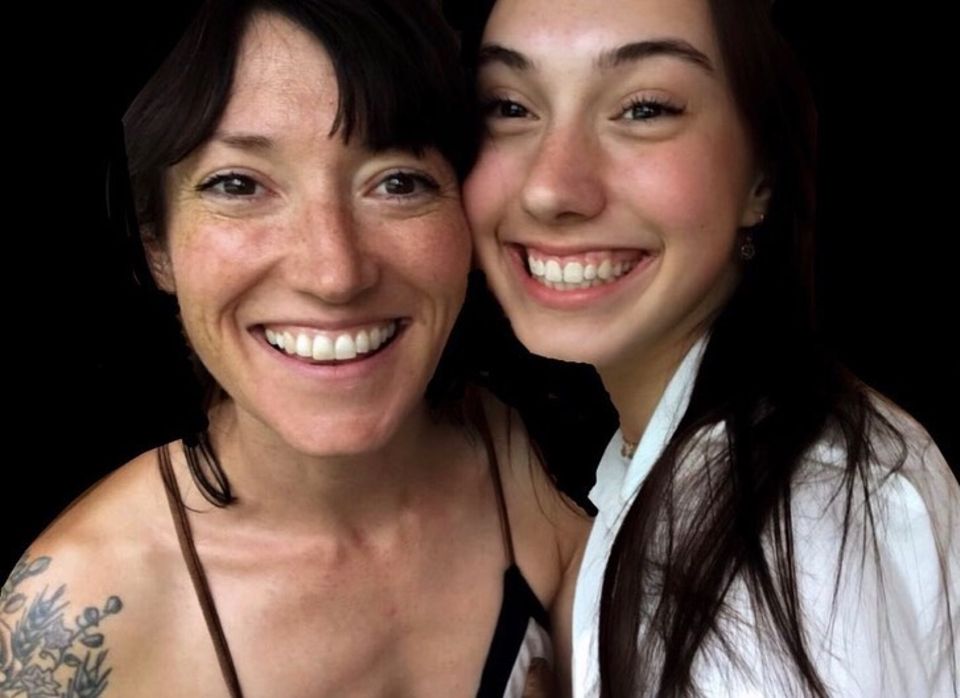 Auf Instagram sendet Charlotte Roches Tochter Polly ihrer Mutter liebevolle Muttertagsgrüße und teilt schöne Mutter-Tochter-Schnappschüsse.