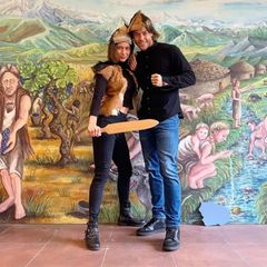 9. Mai 2019  Andrej und Jenny besuchen das archäologische Museum in Frankfurt. Wie man sieht, hatten sie ihren Spaß und modisch erstrahlen die Verliebten in einem ganz neuen Look. Andrej findet: "Die Kleidung aus früheren Zeiten hat unseren Style nochmals aufgewertet."