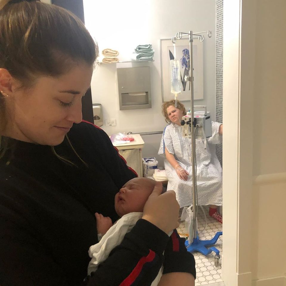 Realistischer Einblick in das Wochenbett: Amy Schumer postet auf Instagram ein Foto aus dem Krankenhaus, das vermutlich kurz nach der Geburt ihres Sohnes entstanden ist und die Schauspielerin nur in Krankenhaushemd bekleidet und an einen Infusionsschlauch angeschlossen auf der Toilette zeigt. Realistischer Einblick in das Wochenbett: Amy Schumer postet auf Instagram ein Foto aus dem Krankenhaus, das vermutlich kurz nach der Geburt ihres Sohnes entstanden ist und die Schauspielerin nur in Krankenhaushemd bekleidet und an einen Infusionsschlauch angeschlossen auf der Toilette zeigt.