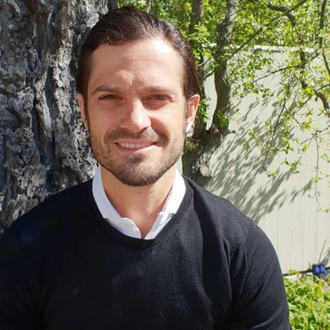 Mit einem Posting bedankt sich Carl Philip am Tag nach seinem 40. Geburtstag bei seinen Fans und Followern: "Ich möchte mich für all die herzlichen Glückwünsche bedanken, die ich gestern zu meinem 40. Geburtstag erhalten habe", schreibt der schöne Schwedenprinz zu einem Foto von sich, auf dem er von der Sonne geblendet in die Kamera lächelt.
