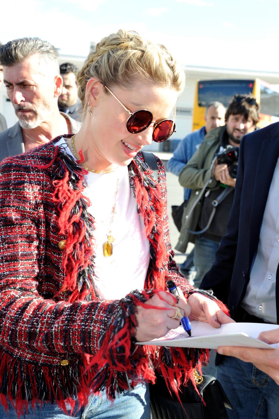 Voller Vorfreude wird die Schauspielerin Amber Heard von ihren Fans bei der Ankunft in Nizza erwartet und gibt bereits am Flughafen die ersten Autogramme, bevor es weiter nach Cannes geht. Voller Vorfreude wird die Schauspielerin Amber Heard von ihren Fans bei der Ankunft in Nizza erwartet und gibt bereits am Flughafen die ersten Autogramme, bevor es weiter nach Cannes geht.