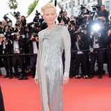Schauspielerin Tilda Swinton ist schlichtweg eine Erscheinung - vor allem in diesem engen silberfarbenen Kleid mit unzähligen Steinen. 
