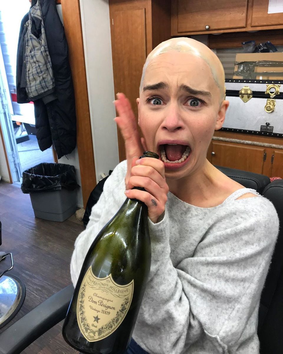 14. Mai 2019  Anlässlich der fünften Folge "Games Of Thrones" postet Emilia Clarke einen witzigen Schnappschuss, auf dem die Schauspielerin mit Glatze und einer großen Flasche Champagner posiert. Dazu schreibt sie: "Das war nicht nur nötig, um die fünfte Folge zu drehen, sondern auch, um sie anzuschauen!"
