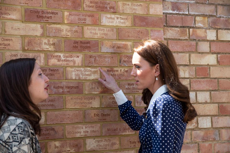 Herzogin Catherine findet die Namen ihrer Großmutter Valerie und ihrer Großtante Mary auf dem Denkmal in Bletchley Park. 