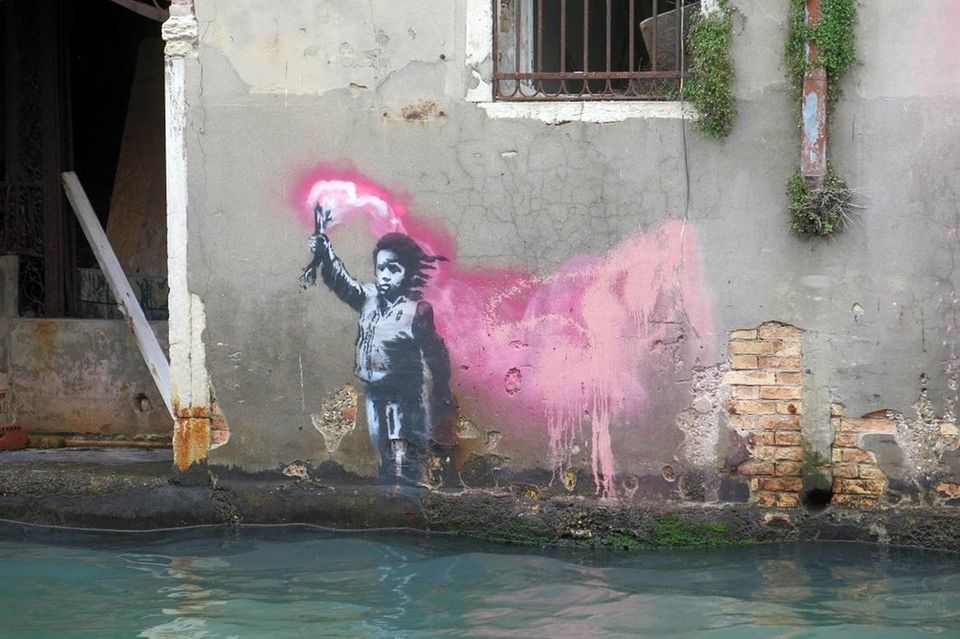 Es ist ein Banksy! Der Künstler Lapo Simeoni hat das Werk während der Biennale in Venedig zuerst entdeckt. 
