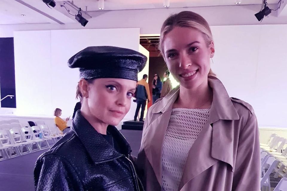 Ronja Ebeling von GALA traf Mena Suvari bei der veganen Fashion Week in Los Angeles. Die Schauspielerin trug einen kompletten Look aus veganem Leder.