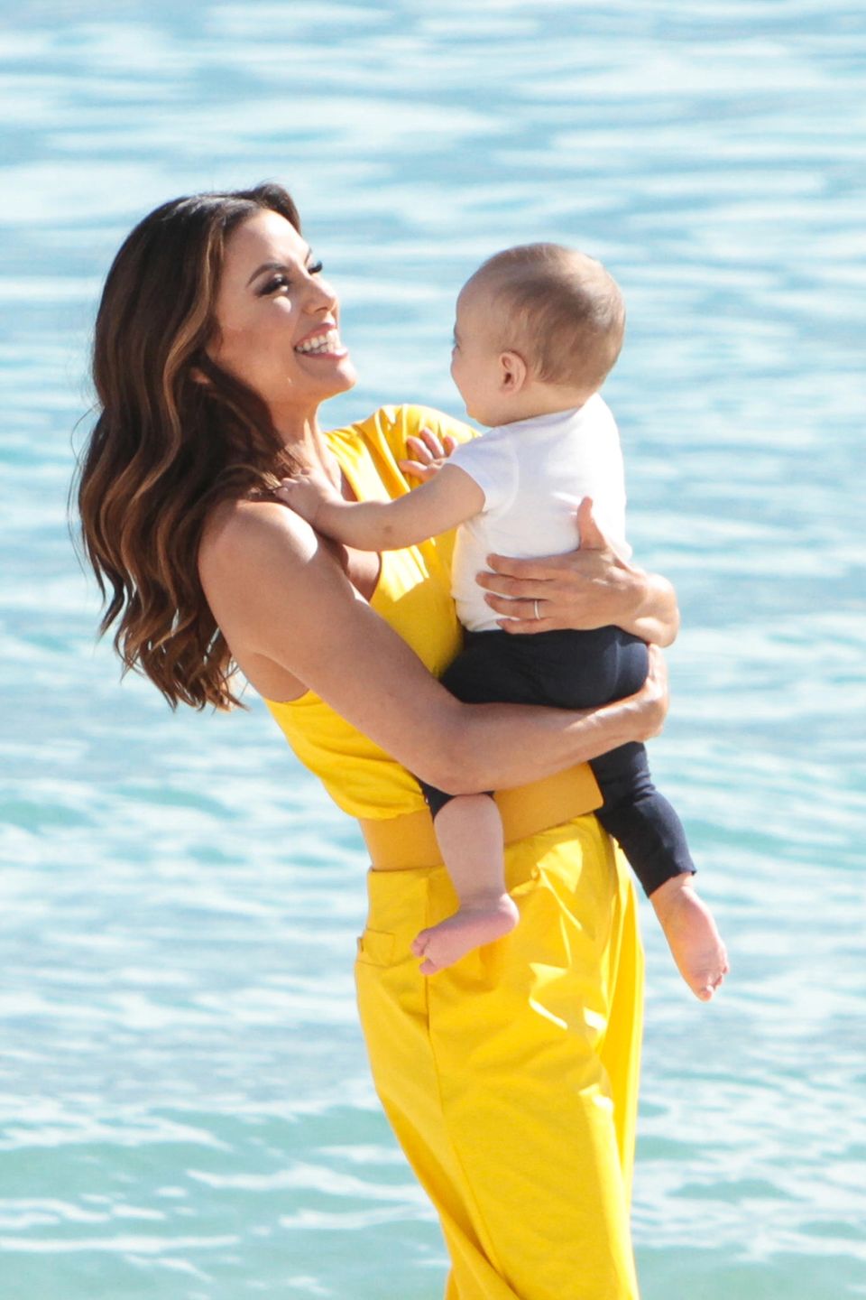 Zwischen den Auftritten auf dem Roten Teppich genießt Eva Longoria die Zeit mit ihrem Sohn Santiago am Strand von Cannes.