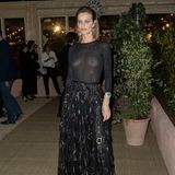 Da blitzt doch was! Topmodel Eva Herzigova hat auch mit 46 Jahren noch einen Wow-Body und zeigt den auch gerne. Beim Dior-Dinner in Cannes verzichtet sie auf viel Farbe und wählt einen schwarzen Look, der Durchblick beschert. Die Gute kann es auf jeden Fall tragen! 