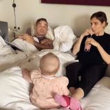 15. Mai 2019  Im Bett mit Robbie Williams und Ayda Field: Die Schauspielerin teilt auf Instagram ein süßes Video, in dem Robbie Wlliams den Hit "Lovelight" auf eine ungewöhnliche Weise performt. Töchterchen Colette ist von Papas spontaner Beat-Box-Einlage sichtlich begeistert und quietscht aufgeregt vor Freude.