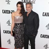 Auch Amal begeistert in einem funkelnden Ensemble von Ralph & Russo. Der wadenlange Rock mit Schuppenoptik und das trägerlose Glitzertop betonen ihre schmale Silhouette perfekt. 