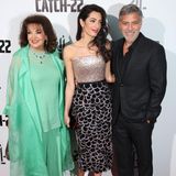 Strahlender, als jedes Accessoire: George Clooney erscheint mit seiner Ehefrau Amal und ihrer Mutter Baria Alamuddin zur London-Premiere seines Films "Catch-22". In einem fließenden türkisen Look zieht Baria alle Blicke auf sich. 