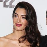 Ein glamouröses Make-up und elegante Wellen machen den Look perfekt. Ihr heller Lidschatten funkelt mit dem Outfit um die Wette und der pinke Lippenstift setzt gekonnt einen farblichen Akzent. 