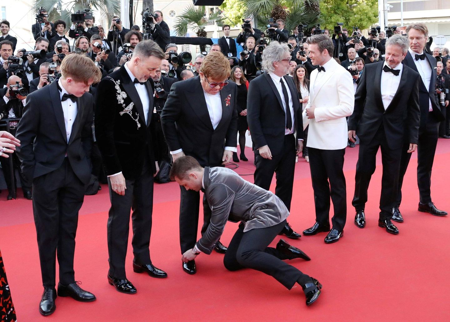 Was ein Luxus: Taron Egerton bindet Elton John gnz selbstlos die Schuhe auf dem Roten Teppich zu.
