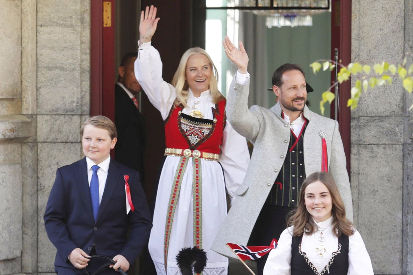 17. Mai 2019  Heute wird in Norwegen der Nationalfeiertag begangen. Prinzessin Mette-Marit, Prinz Haakon und die Kinder Prinz Sverre Magnus und Prinzessin Ingrid Alexandra strahlen an diesem besonderen Tag mit der Sonne um die Wette. 