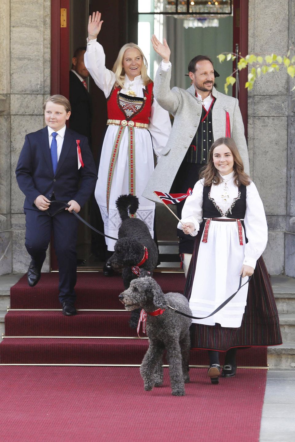 17. Mai 2019 Heute wird in Norwegen der Nationalfeiertag begangen. Prinzessin Mette-Marit, Prinz Haakon und die Kinder Prinz Sverre Magnus und Prinzessin Ingrid Alexandra strahlen an diesem besonderen Tag mit der Sonne um die Wette. 17. Mai 2019 Heute wird in Norwegen der Nationalfeiertag begangen. Prinzessin Mette-Marit, Prinz Haakon und die Kinder Prinz Sverre Magnus und Prinzessin Ingrid Alexandra strahlen an diesem besonderen Tag mit der Sonne um die Wette.