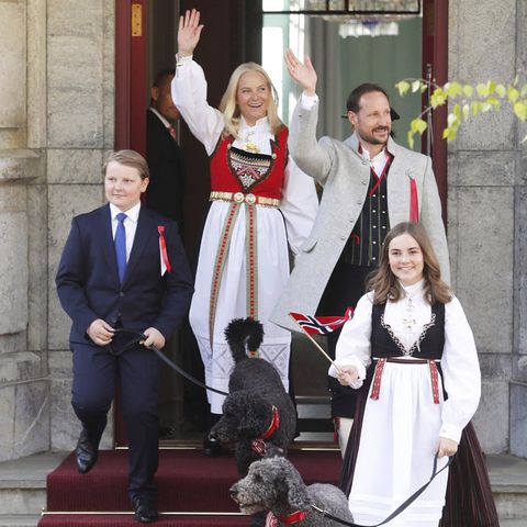 17. Mai 2019  Heute wird in Norwegen der Nationalfeiertag begangen. Prinzessin Mette-Marit, Prinz Haakon und die Kinder Prinz Sverre Magnus und Prinzessin Ingrid Alexandra strahlen an diesem besonderen Tag mit der Sonne um die Wette. 