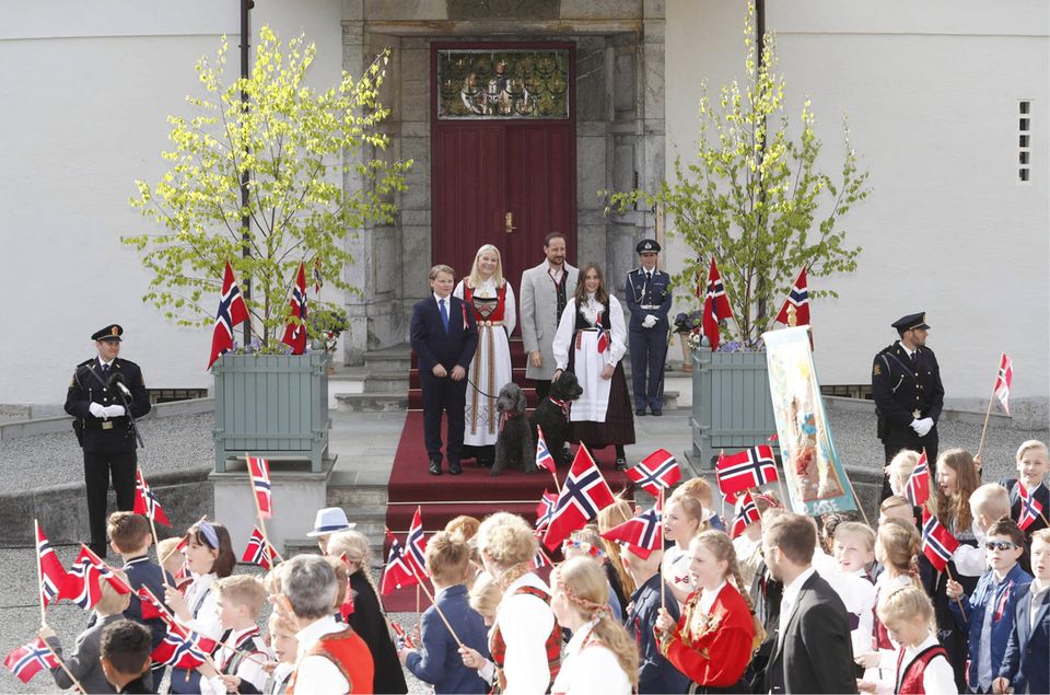 17. Mai 2019 Traditionell begrüßt Norwegens Kronprinzenfamilie als Erstes den Kinderumzug in Asker von den von den Treppen ihrer Residenz Skaugum aus. 17. Mai 2019 Traditionell begrüßt Norwegens Kronprinzenfamilie als Erstes den Kinderumzug in Asker von den von den Treppen ihrer Residenz Skaugum aus.