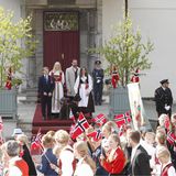 17. Mai 2019  Traditionell begrüßt Norwegens Kronprinzenfamilie als Erstes den Kinderumzug in Asker von den von den Treppen ihrer Residenz Skaugum aus.