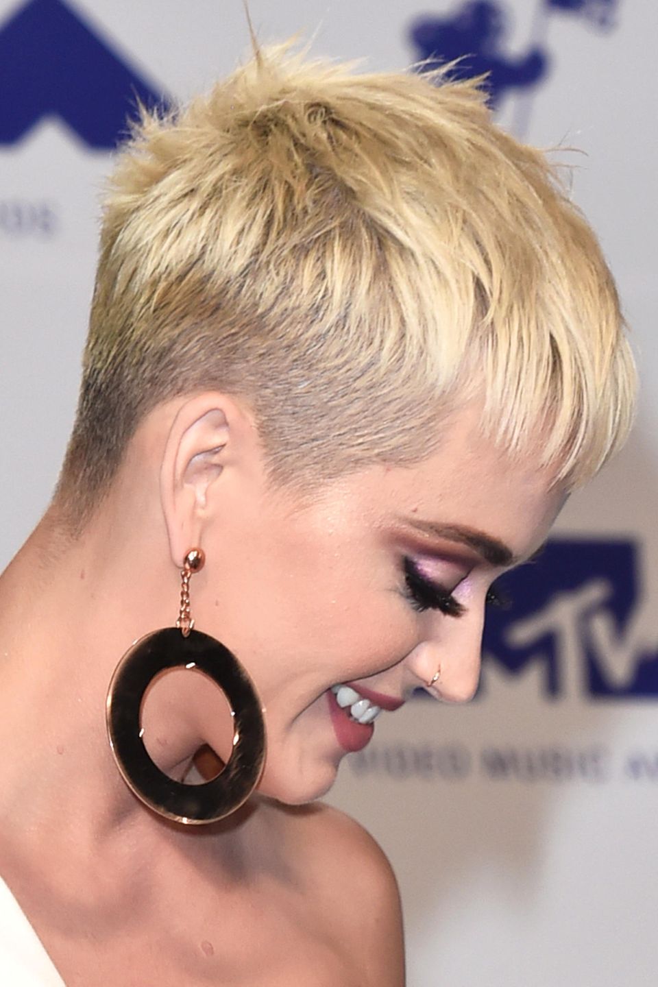 Von der Seite ist deutlich zu sehen, dass sich Katy Perry für einen kurzen Pixie-Cut entschieden hat.
