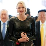 Charlène von Monaco trägt ein schwarzes, hautenges Kleid in einem Krokodil-Leder-Print von Tom Ford für 1.750 Euro. Dazu kombiniert sie eine Handtasche von Louis Vuitton - das Modell "BB Capucines" in einer Sonderedition (das Modell ist ab 3.400 Euro zu haben).