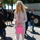 Bevor es zum Fotoshooting mit L’Oréal geht, spaziert Elle Fanning, diesjähriges Jurymitglied der Filmfestspiele, in einem rosafarbenen Hosenanzug und pinkfarbener Handtasche durch Cannes.