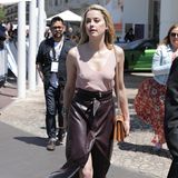 Heiß, heißer, Amber Heard: Die Schauspielerin setzt auch in ihrer Freizeit auf einen eleganten Lederrock mit hohem Beinschlitz, auf einen BH unter ihrem zarten Top verzichtet sie allerdings und verleiht ihrem Outfit so die gewisse Spur von Lässigkeit.