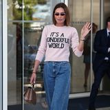 Abreise: In Jeans und Pullover spaziert Nieves Álvarez aus dem Hotel Martinez in Cannes, bevor sich das spanische Model auf den Weg zum Flughafen macht.