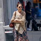 In einem luftigen Blumenkleid spaziert Katie Holmes durch New York. Um den Boho-Style perfekt zu machen, legt sie sich ein gehäkeltes, beigefarbenes Tuch um die Schultern und trägt bequeme Sandalen. Die 40-Jährige hat auch allen Grund entspannt zu sein, schließlich macht sie erst kürzlich ihre Beziehung zu Jamie Foxx öffentlich und kann ihre Liebe jetzt frei genießen.