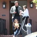 16. Mai 2019 Ben Affleck und Jennifer Garner zeigen erneut, wie wunder Co-Parenting funktionieren kann: Mama Jennifer liest vor, während Töchterchen Seraphina Eis isst und mit Papa quatscht.