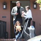 16. Mai 2019  Ben Affleck und Jennifer Garner zeigen erneut, wie wunder Co-Parenting funktionieren kann: Mama Jennifer liest vor, während Töchterchen Seraphina Eis isst und mit Papa quatscht.