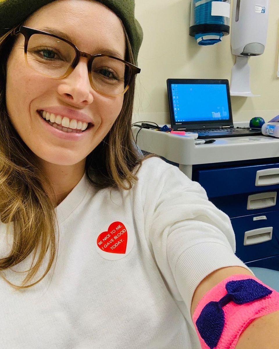 16. Mai 2019  Gutes tun: Jessica Biel teilt auf Instagram einen Schnappschuss aus dem Krankenhaus, nachdem sie Blut gespendet hat. "Meine kleine Nichte wird hier bald operiert und ich wollte ein bisschen helfen", erklärt die Schauspielerin auf Instagram.