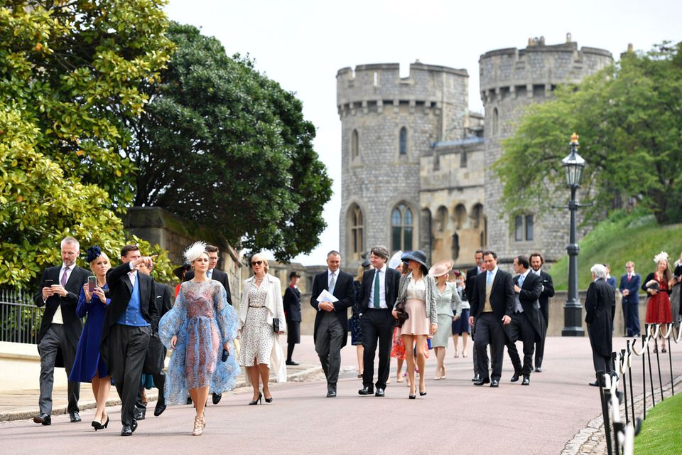 Die ersten Hochzeitsgäste treffen bei der St George's Chapel ein, um mit Lady Gabriella Windsor und Tom Kingston ihren großen Tag zu feiern. 