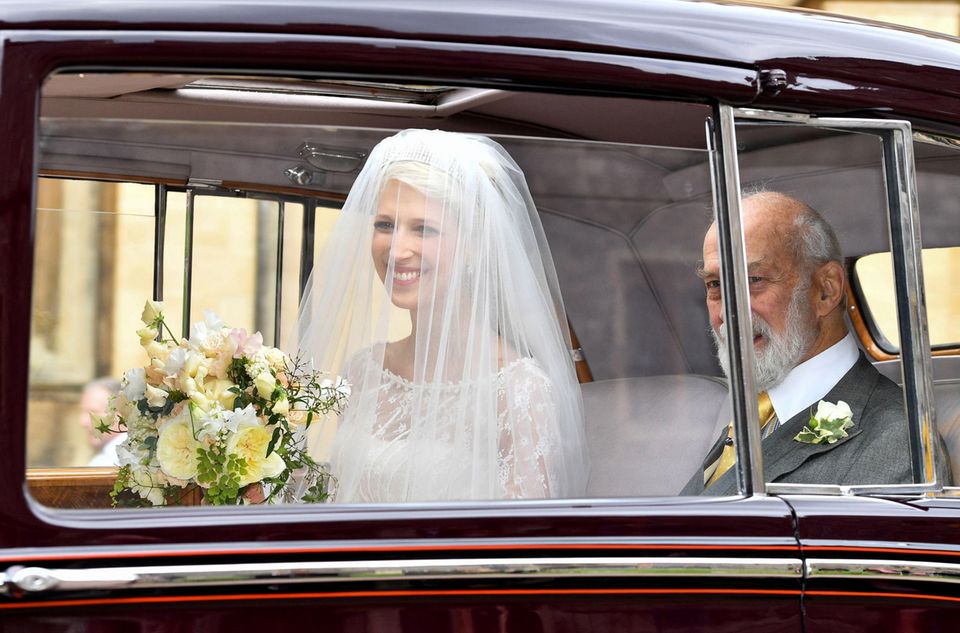 Erster Blick auf die Braut: Lady Gabriella Windsor kommt gemeinsam mit ihrem Vater Prinz Michael von Kent bei der St George's Chapel an. 