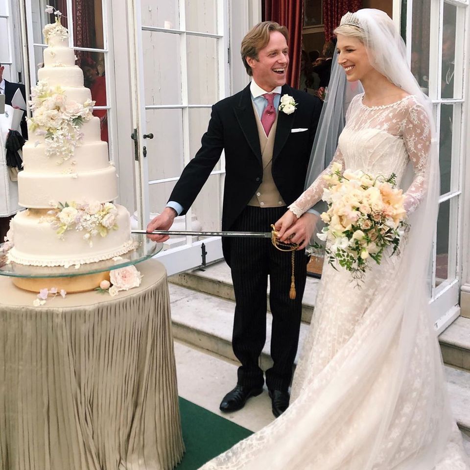 Flora Alexandra Ogilvy hält auf Instagram diesen schönen Moment fest: Das frisch vermählte Ehepaar schneidet beim Empfang die Hochzeitstorte an.