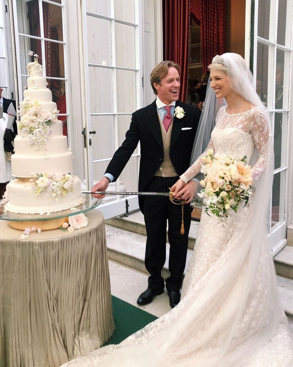 Flora Alexandra Ogilvy hält auf Instagram diesen schönen Moment fest: Das frisch vermählte Ehepaar schneidet beim Empfang die Hochzeitstorte an.