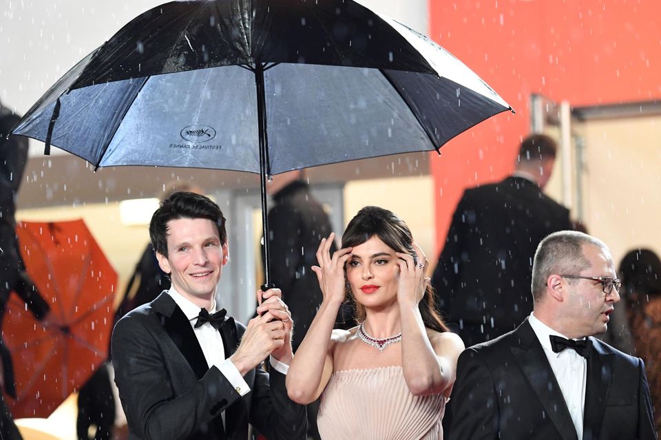  Regen in Cannes: Sabin Tambrea hält sich und seine Schauspielkollegin Catrinel Marlon trocken. 