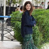 Isabeli Fontana hüllt sich in eine dunkelblaue Jeansjacke. Scheint, als sei ihr das grün-gemusterte Kleidchen, das sie darunter trägt, zu kalt. 