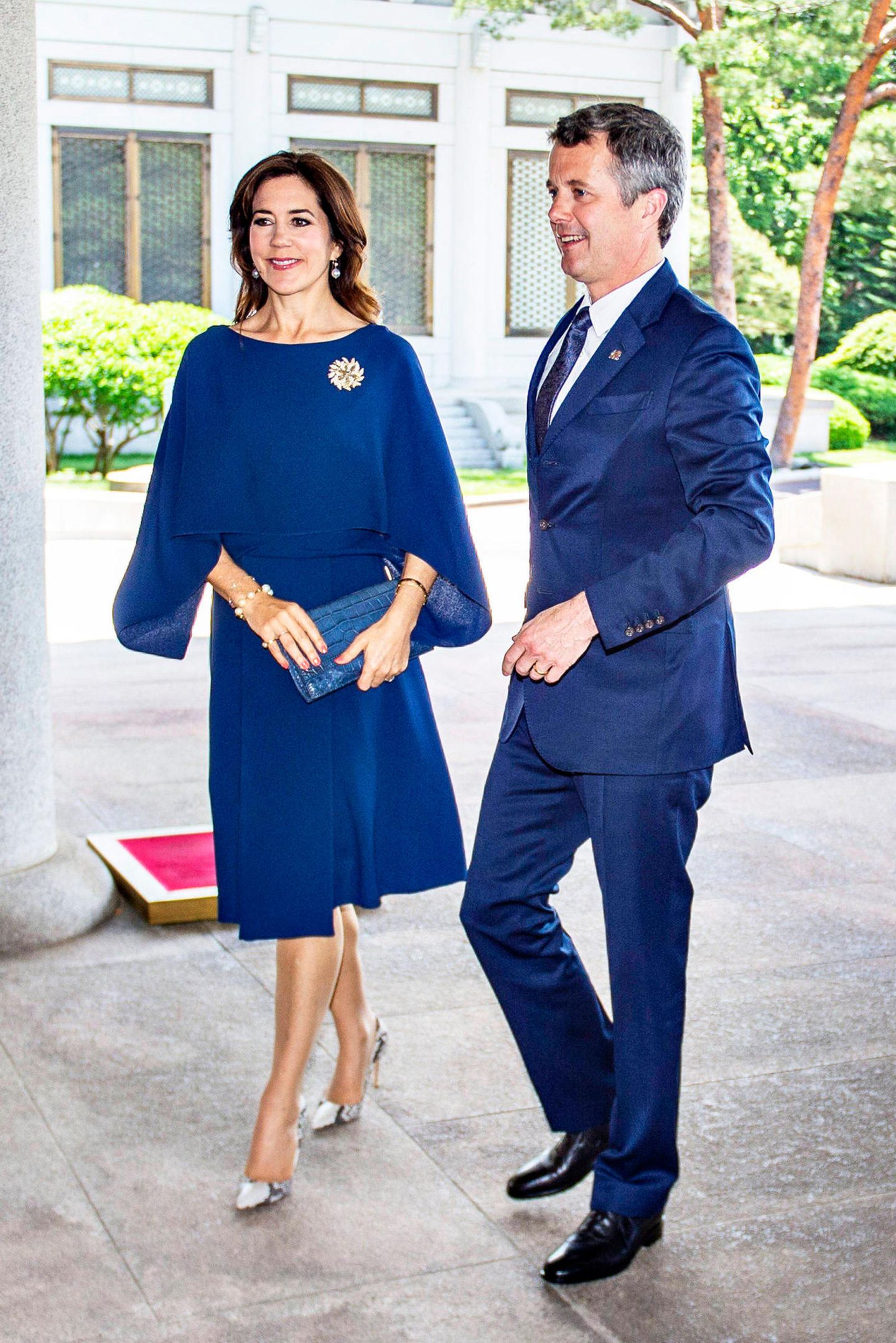 Im Rahmen ihrer Wirtschaftsreise in Südkorea bezaubert das dänische Kronprinzen-Paar in einem royalblauen Partnerlook. Prinzessin Mary in einem luftigen Sommerkleid mit Statement-Ärmeln und Prinz Frederik in einem farblich passenden Anzug. 