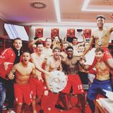19. Mai 2019  Die Mannschaft des FC Bayern München feiert seine 29. deutsche Meisterschaft auch lautstark in der Kabine, und die Instagram-Fans von Torwart Manuel Neuer können sich über viele gestählte Sixpacks freuen. Herzlichen Glückwunsch!