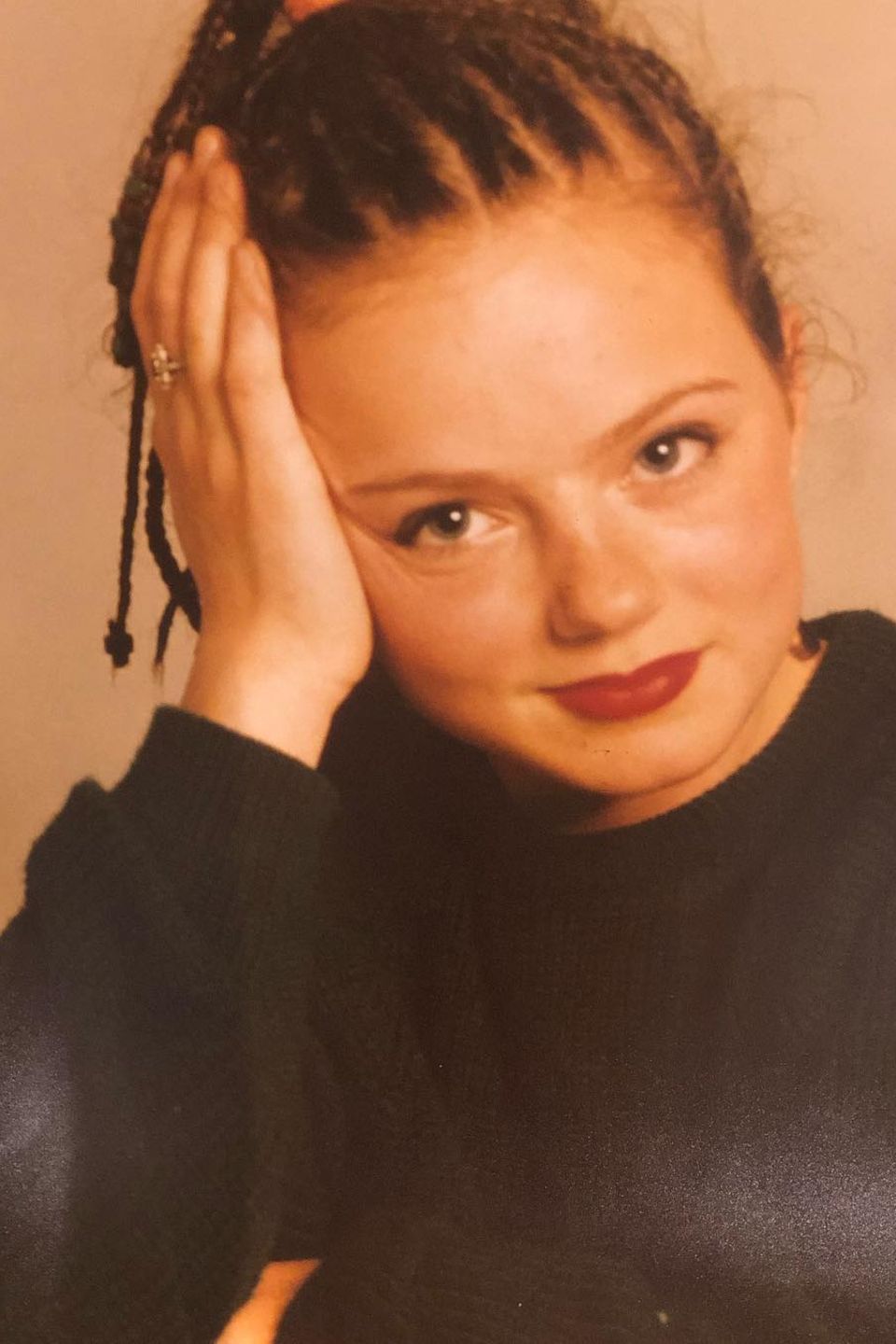 Geri Halliwell Wow, wie hübsch: Geri Halliwell teilt auf Instagram einen Schnappschuss, auf dem die "Spice-Girls"-Sängerin im zarten Alter von 16 Jahren zu sehen ist. Fotogen - und ambitioniert - war "Ginger Spice" also schon immer, schließlich hat sie bereits schon damals die "Weltherrschaft" geplant, wie Geri in einem Kommentar unter dem Foto verrät. Geri Halliwell Wow, wie hübsch: Geri Halliwell teilt auf Instagram einen Schnappschuss, auf dem die "Spice-Girls"-Sängerin im zarten Alter von 16 Jahren zu sehen ist. Fotogen - und ambitioniert - war "Ginger Spice" also schon immer, schließlich hat sie bereits schon damals die "Weltherrschaft" geplant, wie Geri in einem Kommentar unter dem Foto verrät.