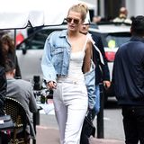 Weite Cargohose, verspieltes Top, lässige Jeansjacke - Toni Garrn beweist ihr Gespür für Trends.