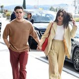 Im legeren Pärchen-Look laufen Priyanka Chopra und Nick Jonas durch Cannes. Sie setzen komplett aus gedeckte Erdtöne.