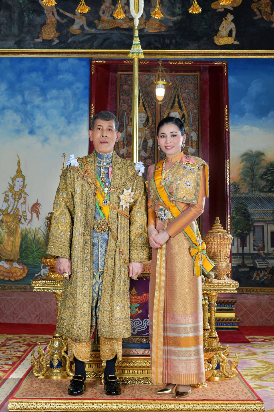 20. Mai 2019  Gut zwei Wochen nach der Krönung von König Maha Vajiralongkorn gibt das Bureau of the Royal Household offizielle Fotos des neuen Königspaars heraus.