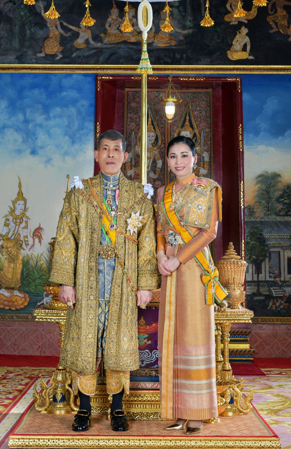 20. Mai 2019 Gut zwei Wochen nach der Krönung von König Maha Vajiralongkorn gibt das Bureau of the Royal Household offizielle Fotos des neuen Königspaars heraus. 20. Mai 2019 Gut zwei Wochen nach der Krönung von König Maha Vajiralongkorn gibt das Bureau of the Royal Household offizielle Fotos des neuen Königspaars heraus.