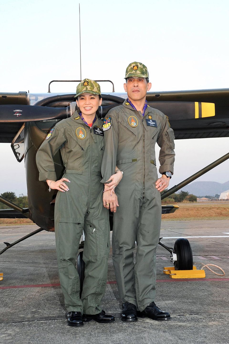20. Mai 2019 Sogar im Fliegeroverall macht das thailändische Königspaar eine ausgezeichnete Figur. 20. Mai 2019 Sogar im Fliegeroverall macht das thailändische Königspaar eine ausgezeichnete Figur.