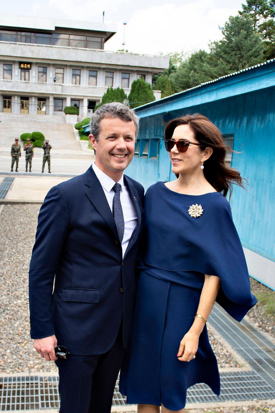 Im Rahmen ihrer Wirtschaftsreise besuchen Prinz Frederik und Prinzessin Mary auch die entmilitarisierte Zone an der Grenze zwischen Nord- und Südkorea. Im Rahmen ihrer Wirtschaftsreise besuchen Prinz Frederik und Prinzessin Mary auch die entmilitarisierte Zone an der Grenze zwischen Nord- und Südkorea.