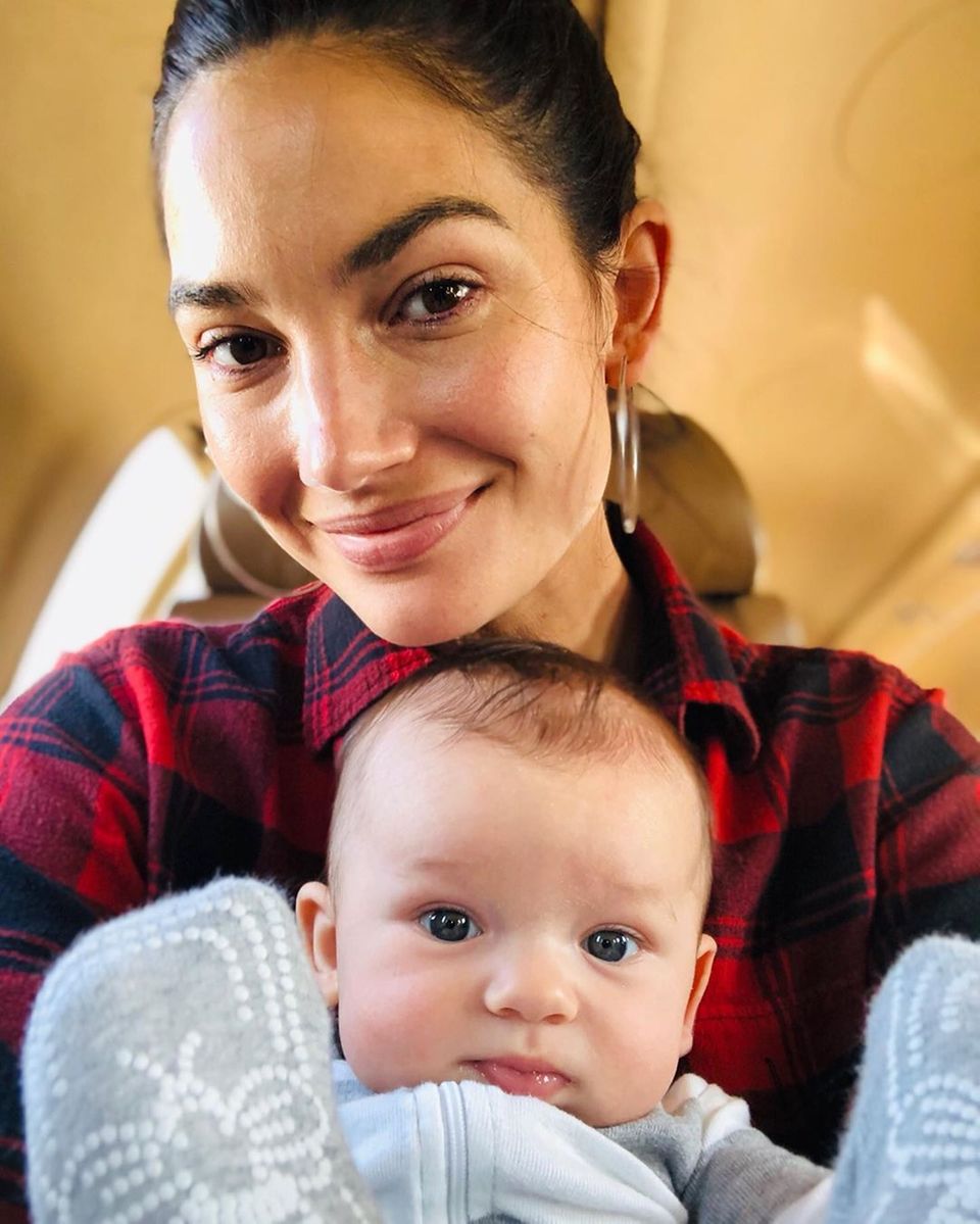 Ein Bild zum Dahinschmelzen! Lily Aldridge teilt auf Instagram einen süßen Schnappschuss mit ihrem drei Monate alten Sohn Winston Roy, der leicht verdutzt in die Kamera schaut. Ein Bild zum Dahinschmelzen! Lily Aldridge teilt auf Instagram einen süßen Schnappschuss mit ihrem drei Monate alten Sohn Winston Roy, der leicht verdutzt in die Kamera schaut.
