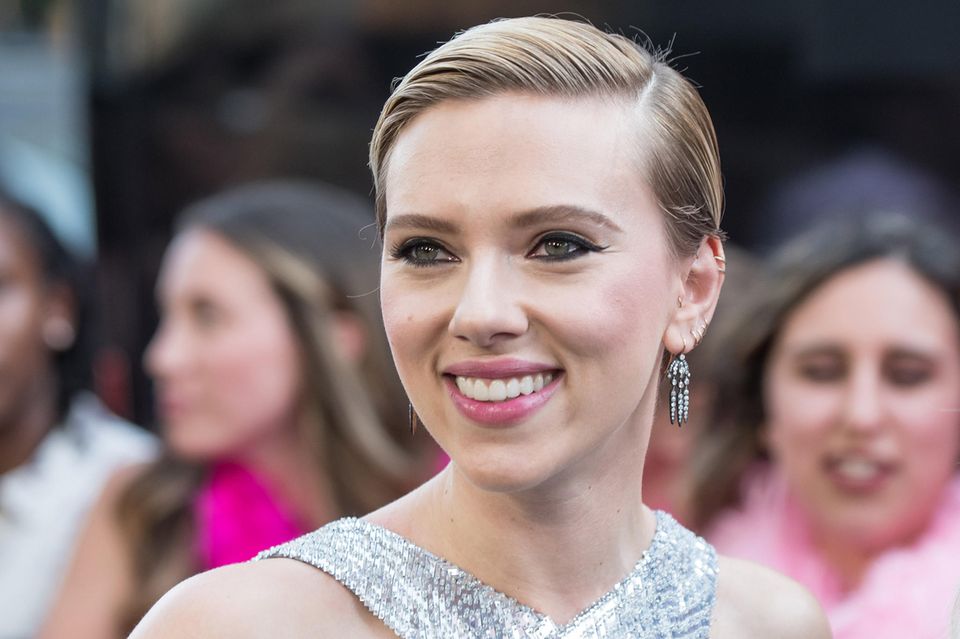 Eigentlich ist Scarlett Johansson meistens blond unterwegs. Am Abend nutzt sie den Sleek-Look, um sich für feierliche Anlässe zu stylen.