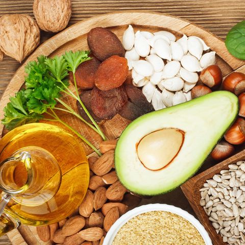 Vitamin E wirkt zellschützend und stärkt als natürliches Antioxidans Ihre Abwehrkräfte. Es findet sich unter anderem in Himbeeren, Sonnenblumenkernen, Mandeln, Hasel- und Walnüssen, Sonnenblumen- und Distelöl.